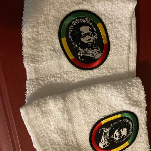 (2) statement hand towels
